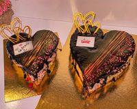 HOJALDRE DE TRUFA CON CHOCOLATE CAIDO, CON FORMA DE CORAZÓN