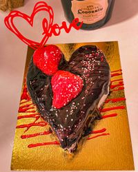 TARTA DE NATA CON CHOCOLATE CA&Iacute;DO Y FRESAS, CON FORMA DE CORAZ&Oacute;N